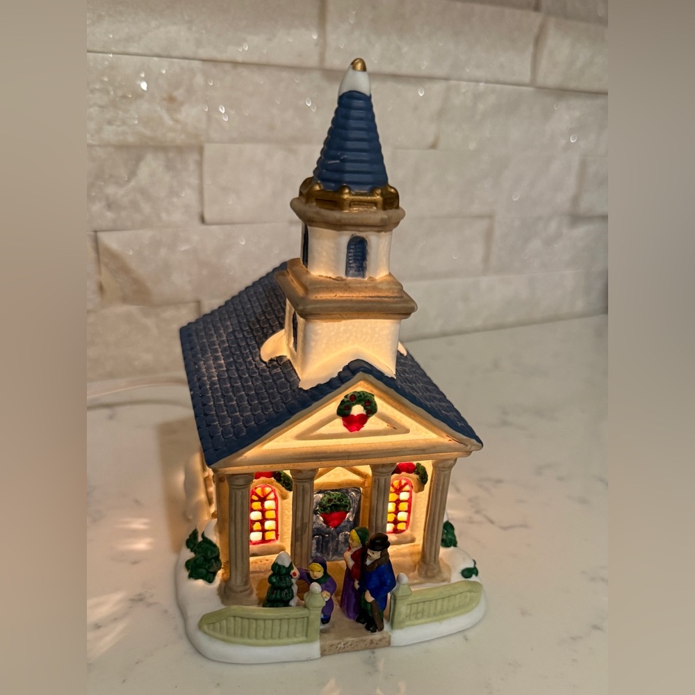 Victorian Village Collectibles "St. Andrew Church" 2000 Edition Lighted No Box